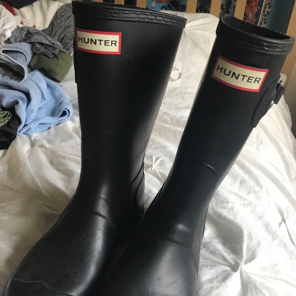 Short black hunter boots